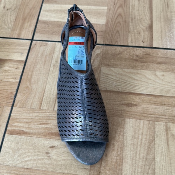 Style and company metallic braided sandals woven size 6 1/2. - Picture 5 of 5